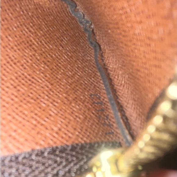 Louis Vuitton key pouch - Picture 13 of 13